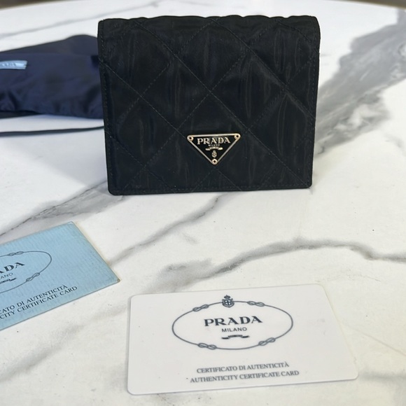 Prada Woman’s wallet in Nylon and leather - Picture 1 of 17